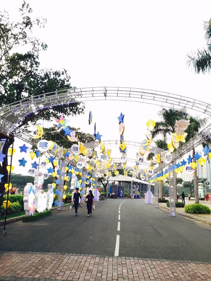 Ngoài ngắm trăng, các bạn có thể đến cầu Ánh Sao để chụp những bức ảnh lưu lại kỷ niệm Trung thu với những hàng đèn trang trí lấp lánh.