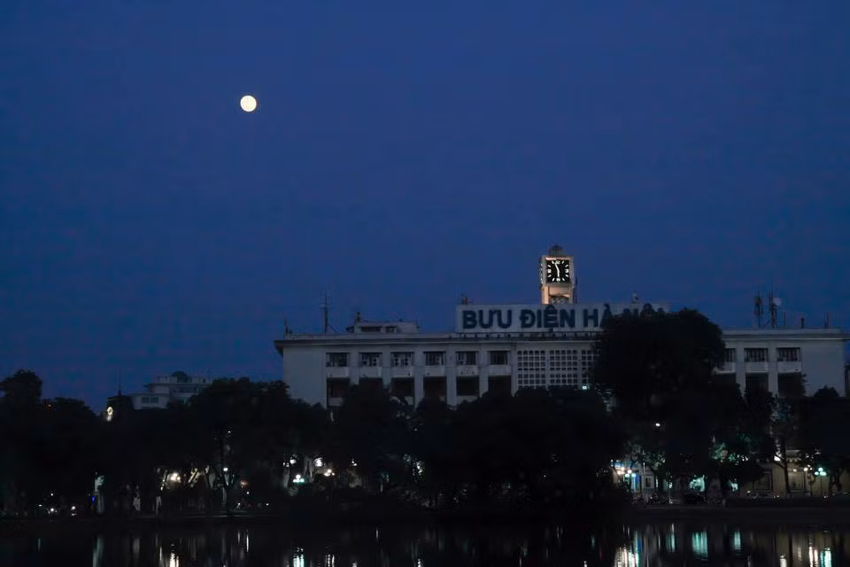 Trong ánh sáng lung linh của những cây đèn đường, các bạn có thể ngắm một Hà Nội đẹp huyền ảo và ngắm ánh trăng tỏa sáng xuống mặt hồ phẳng lặng.