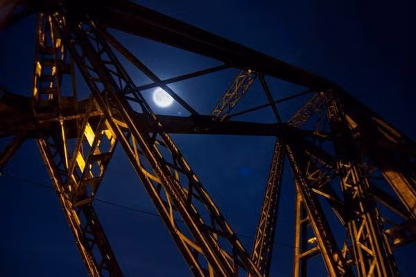 Với không gian thoáng đãng, cầu Long Biên là địa điểm trông trăng khá lý tưởng cho các bạn trẻ và người dân trong dịp Trung thu.