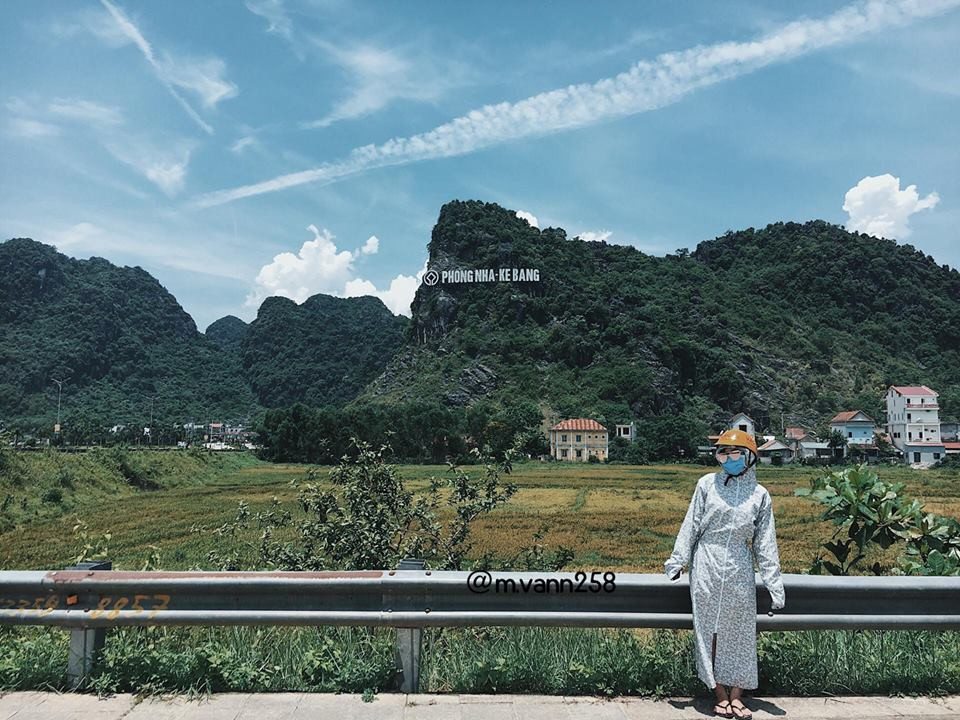 Nichname M.V từng là người đăng cả bộ ảnh du lịch của mình với trang phục áo chống nắng khiến nhiều dân mạng thích thú.