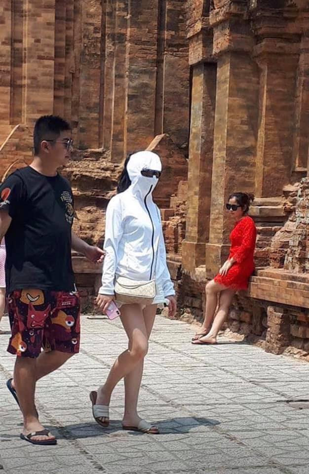 Như đã biết, ánh nắng chính là đối thủ khiến làn da trắng nõn nà của chị em khó chịu nên họ đã chọn cách chụp bức ảnh check-in tại điểm du lịch kín mít từ đầu tới chân như các ninja.