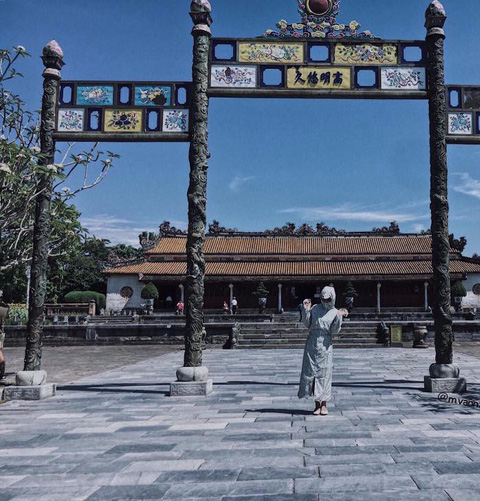 Những bức ảnh du lịch chụp theo kiểu ninja đang trở thành xu thế khá hot trên MXH thời gian qua. Nó được nhiều chị em lựa chọn khi đi du lịch để bảo vệ làn da nõn nà của mình.