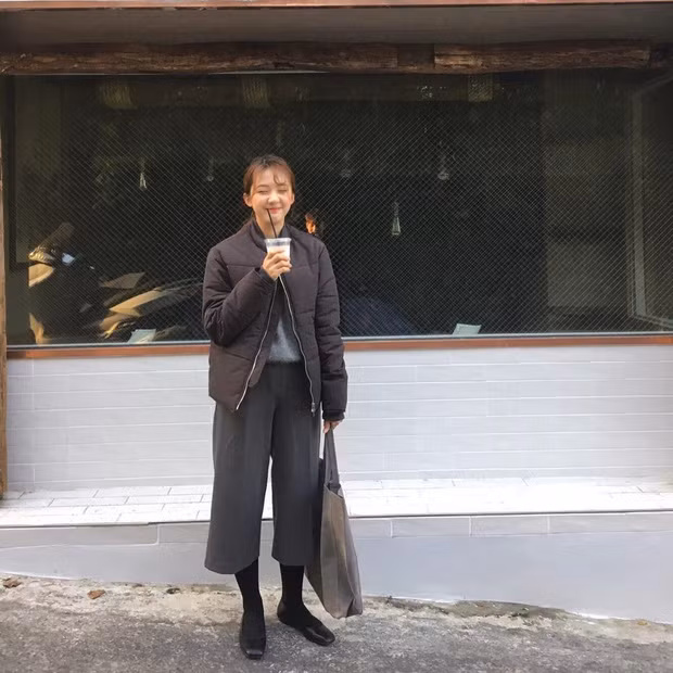 Trên trang cá nhân của mình, Hee Soo không chia sẻ nhiều thông tin và dân mạng chỉ khai thác được rằng cô bạn là một nữ sinh của một trường trung học phổ thông tại thành phố Seoul.