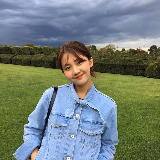 Dù còn khá trẻ nhưng với con mắt thời trang và guu ăn mặc khá chất, Hee Soo trở thành một cái tên nổi tiếng trong cộng đồng mạng Hàn Quốc.