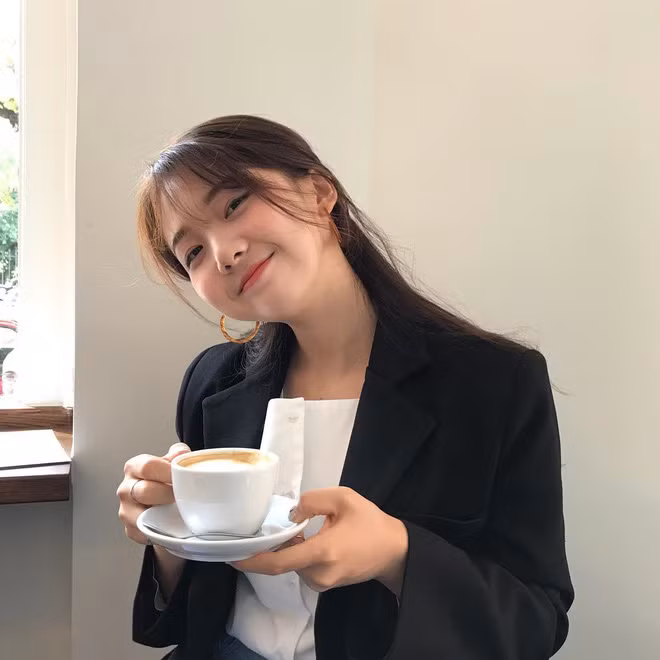 Bên cạnh đó Hee Soo cũng sở hữu một cửa hàng quần áo riêng và cũng tự tay cô bạn phối đồ cũng như làm mẫu cho những sản phẩm của mình.