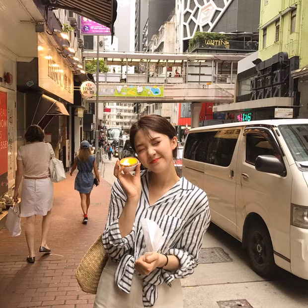 Điểm cộng khiến Hee Soo được nhiều chú ý đó là cô nàng nữ sinh này rất hay cười mà cứ cười mắt lại tít lại.