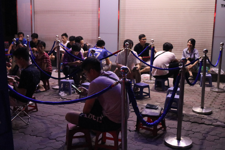 Càng về đêm, dòng người xếp hàng vẫn kiên trì bám trụ nơi mình đã "xếp gạch".