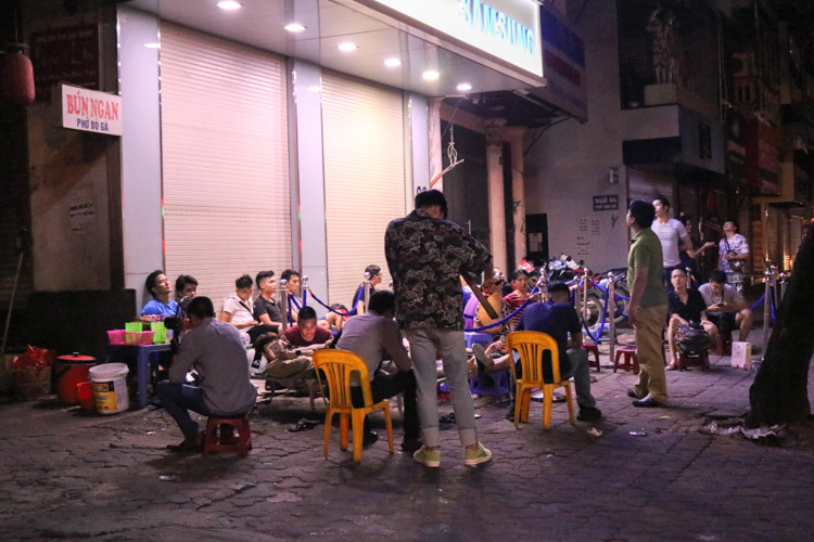 Tại một store Samsung trên phố Thái Hà, rất đông người đã ngồi chầu trực ở đây từ rất sớm. Họ tới đây để chờ đợi mình là 1 trong 50 người may để được nâng cấp từ Samsung Galaxy Note 9 từ 128 GB lên 256 GB.