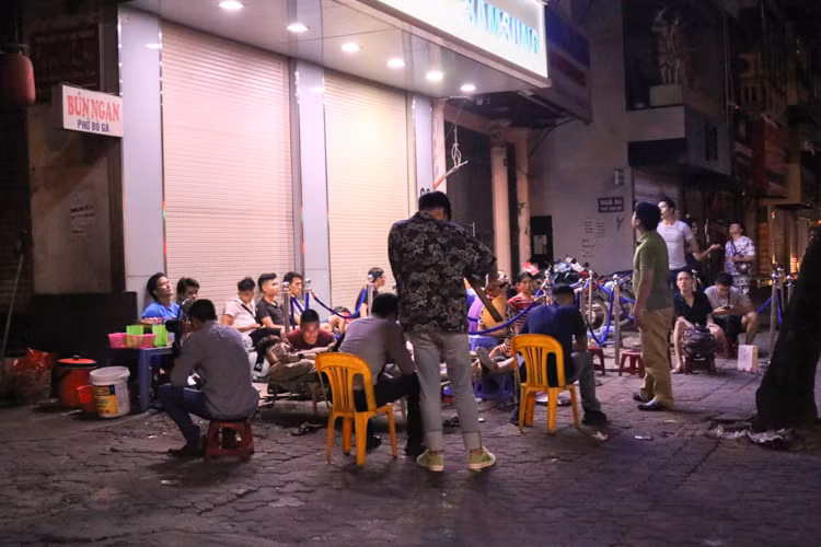 Tại một store Samsung trên phố Thái Hà, rất đông người đã ngồi chầu trực ở đây từ rất sớm. Họ tới đây để chờ đợi mình là 1 trong 50 người may để được nâng cấp từ Samsung Galaxy Note 9 từ 128 GB lên 256 GB.