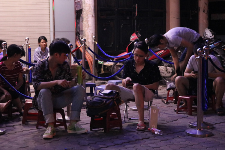 Để giết thời gian ngồi đợi cho đến khi cửa hàng mở cửa, nhiều khách hàng đã nghĩ ra đủ cách như ngồi xem phim, nghe nhạc hay ngồi tán chuyện với nhau về "siêu phẩm" sắp ra mắt.
