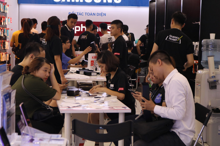 Đa phần xếp hàng mua điện thoại Samsung Galaxy Note 9 đều là các bạn trẻ những người nhanh nhạy với công nghệ và luôn thích khám phá sản phầm mới ra.