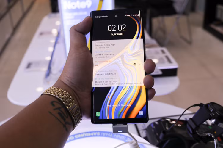 Trên tay là mặt trước của chiếc điện thoại Samsung Galaxy Note 9.