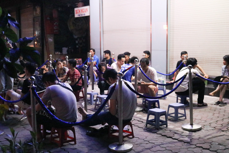 Theo tìm hiểu thì được biết, những người này xếp hàng để đợi mua được "siêu phẩm" Samsung Galaxy Note 9 sắp được ra mắt.