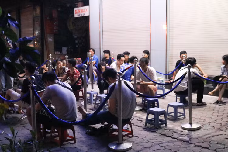 Theo tìm hiểu thì được biết, những người này xếp hàng để đợi mua được "siêu phẩm" Samsung Galaxy Note 9 sắp được ra mắt.