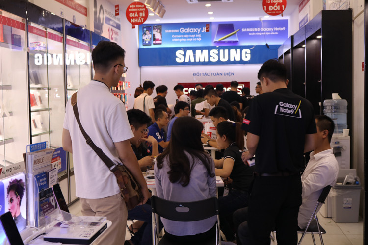 Ở cách cửa hàng Samsung chính hãng trên phố Thái Hà không xa, dù đã là 3h sáng nhưng cửa hàng điện thoại di động nổi tiếng khác cũng đang rất đông khách. Dòng người tới mua, tới trải nghiệm Note 9 vẫn kéo nhau vào.