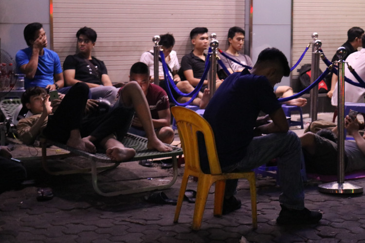 Có mặt trong dòng người ngồi xếp hàng mua Samsung Note 9, Anh Huỳnh Hải Anh (43 tuổi, Hà Nội) cho biết: "Mình đến đây từ 19h mà đã có khoảng 20 bạn xếp hàng, sau đó thì con số này đã đông lên rất nhiều. Có người còn mang cả giường gấp ra đường nằm đợi. Tuy nhiên, khi chỉ có 50 bạn đầu tiên được nâng cấp thì số còn lại đã đi về bớt".