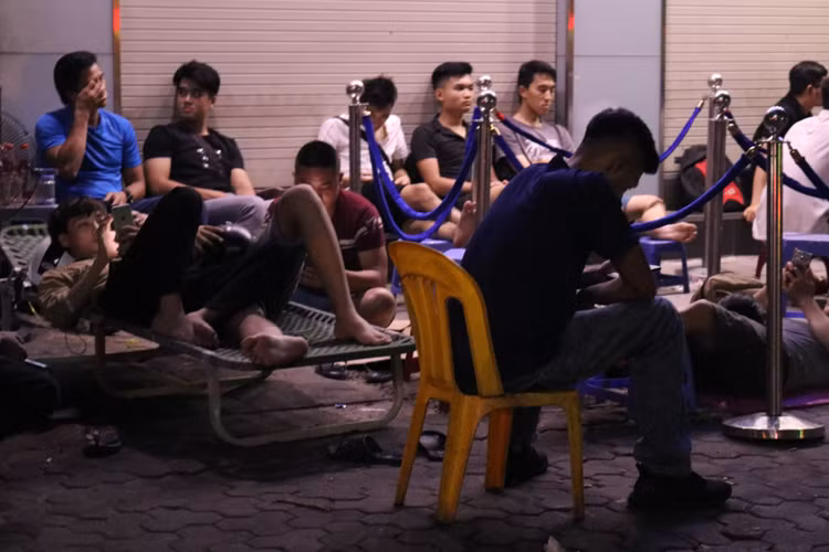 Có mặt trong dòng người ngồi xếp hàng mua Samsung Note 9, Anh Huỳnh Hải Anh (43 tuổi, Hà Nội) cho biết: "Mình đến đây từ 19h mà đã có khoảng 20 bạn xếp hàng, sau đó thì con số này đã đông lên rất nhiều. Có người còn mang cả giường gấp ra đường nằm đợi. Tuy nhiên, khi chỉ có 50 bạn đầu tiên được nâng cấp thì số còn lại đã đi về bớt".