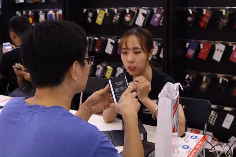 Trả lời phỏng vấn PV Kiến Thức, anh Minh Quang (37 tuổi, Hà Nội) chia sẻ: " Chương trình áp dụng cho rạng sáng ngày 24/8 nên mình cố thức dù mai phải đi làm sớm. Nhưng phải công nhận rằng, sản phẩm Note 9 đáng với đồng tiền bát gạo từ vẻ ngoài cho tới thiết kế bên trong. Mình rất ưng với chiếc điện thoại mới trong tay"