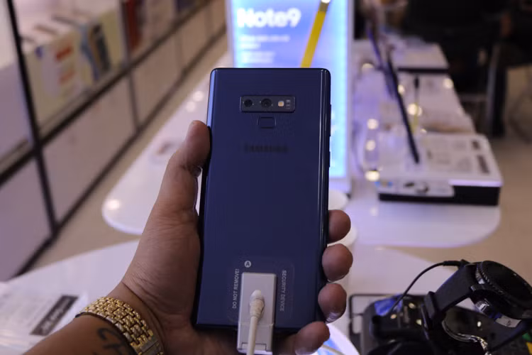 Mặt sau của sản phẩm Samsung Galaxy Note 9.