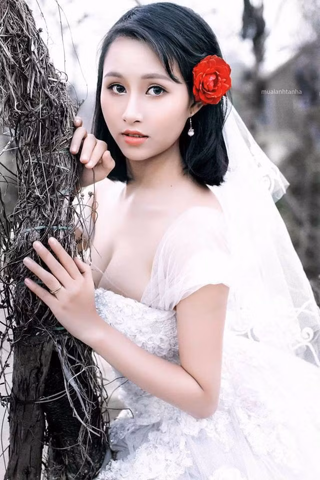 Tiếp tục câu chuyện của mình, Thúy Hồng giải thích thêm về câu chuyện "gái hư" của mình đó là chuyện bướng bỉnh, không khéo làm việc nhà, chứ không phải là bỏ bê chồng con, chưng diện lên bar chơi thả cửa.