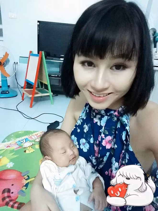 Nhân vật chính trong câu chuyện bà mẹ bỉm sữa bỏ con nhỏ ở nhà để đi bar đó là Tạ Bích Hồng (22 tuổi). Nhìn vào cô nàng này, ai cũng nhận thấy sự tươi trẻ bởi nhan sắc ở cái độ tuổi xuân thì. Tuy nhiên, ít ai biết rằng cô bạn 9X này có một gia đình nhỏ với người chồng hơn 11 tuổi và làm mẹ 1 thiên thần bé.