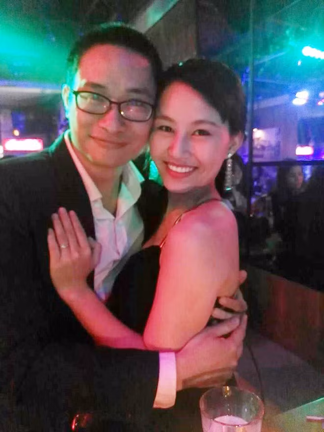 Thúy Hồng cũng chia sẻ thêm rằng: "Đi bar không phải là sang chảnh, không phải thể hiện dân chơi. Đơn giản đó chỉ là nơi náo nhiệt, gọi 1 chai bia mấy chục ngàn hay 1 chai rượu vài triệu thì đều có thể say sưa nhảy theo nhạc, ai cũng như ai.