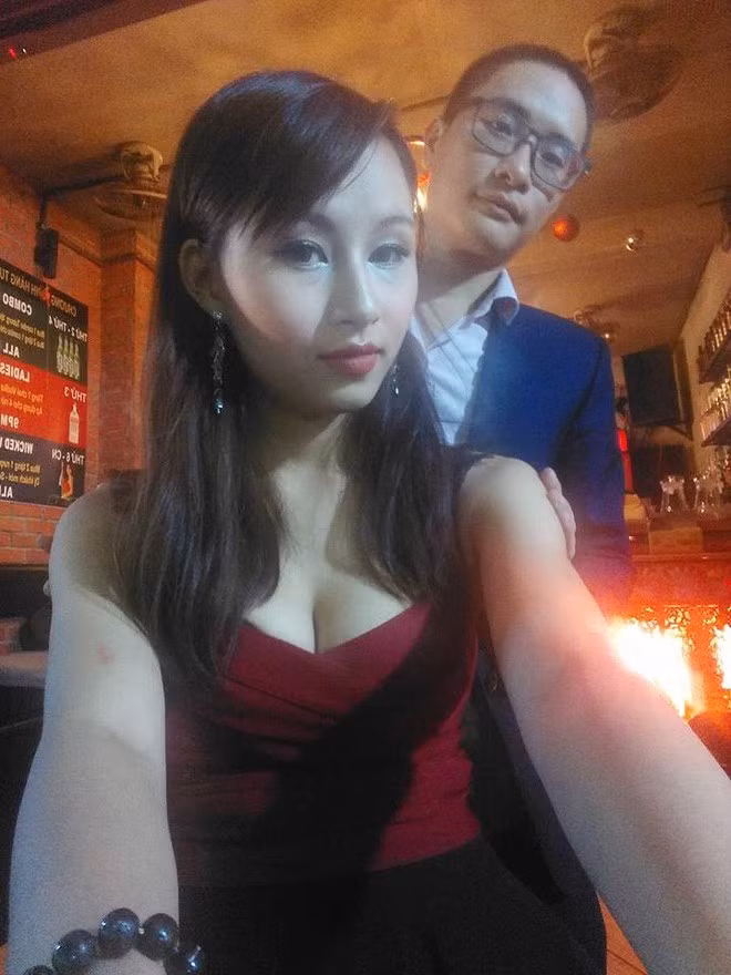 Thúy Hồng cũng tự nhận rằng, mình là 1 cô gái khá may mắn khi thường xuyên đi làm về khuya nhưng không ai phàn nàn trách móc, cô mất ngủ thì chồng cũng thức theo, gãi lưng cho vợ dễ ngủ, ôm ấp trò chuyện thoải mái.