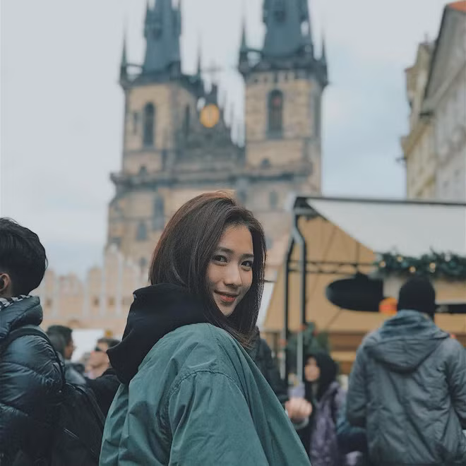 Sau khi tốt nghiệp trường Báo, Trâm Anh đã tổ chức lễ ăn hỏi sau 5 năm hẹn hò với Justa Tee. Rất nhiều người mong chờ Trâm Anh sẽ tổ chức đám cưới trong năm nay.