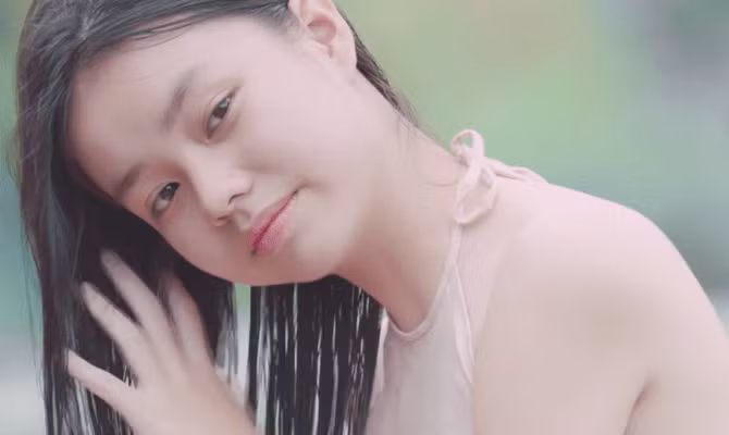 Nguyễn Phương Trà My được coi là gương mặt tiềm năng trong thế hệ mới của điện ảnh Việt. Năm 2014, cô từng đóng chính trong Dòng sông thương nhớ - phim truyền hình tái hiện cuộc sống nông thôn miền Tây. Sau đó, nữ diễn viên sinh năm 2004 cũng từng có một vai phụ trong Mỹ nhân Sài Gòn.