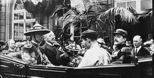 Khải Định bị đánh giá là vị vua chỉ ham chơi bời, cờ bạc. Ông tự sáng chế ra những bộ y phục mới cho mình và cả quan hộ vệ. Ông còn rất chuộng trang điểm, ăn mặc lòe loẹt, không tuân theo y phục hoàng tộc truyền thống và thường bị đả kích trên báo chí đương thời.