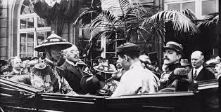 Khải Định bị đánh giá là vị vua chỉ ham chơi bời, cờ bạc. Ông tự sáng chế ra những bộ y phục mới cho mình và cả quan hộ vệ. Ông còn rất chuộng trang điểm, ăn mặc lòe loẹt, không tuân theo y phục hoàng tộc truyền thống và thường bị đả kích trên báo chí đương thời.