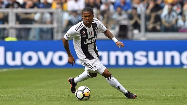 Chuyển nhượng bóng đá từ The Sun, Douglas Costa thừa nhận MU có quan tâm tới mình trong hè năm 2019 nhưng tương lai của cầu thủ người Brazil vẫn là ở Juventus.