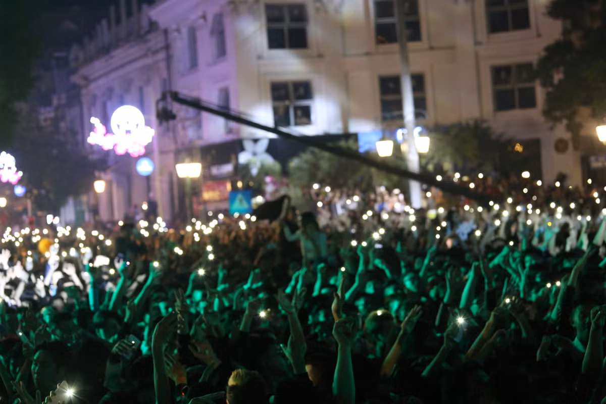 Với những gương mặt nghệ sĩ đình đám trong showbiz như Thu Minh, Tóc Tiên, Tuấn Hưng, Miu Lê, Rhymastic, Rapper Mr.A. Cùng với đó là những DJ đến từ nước ngoài như DJ Get Looze, DJ Nimbia và DJ quốc tế Victor Bailey sẽ biến không gian phố đi bộ trở nên vô cùng sôi động dịp chào đón năm mới.