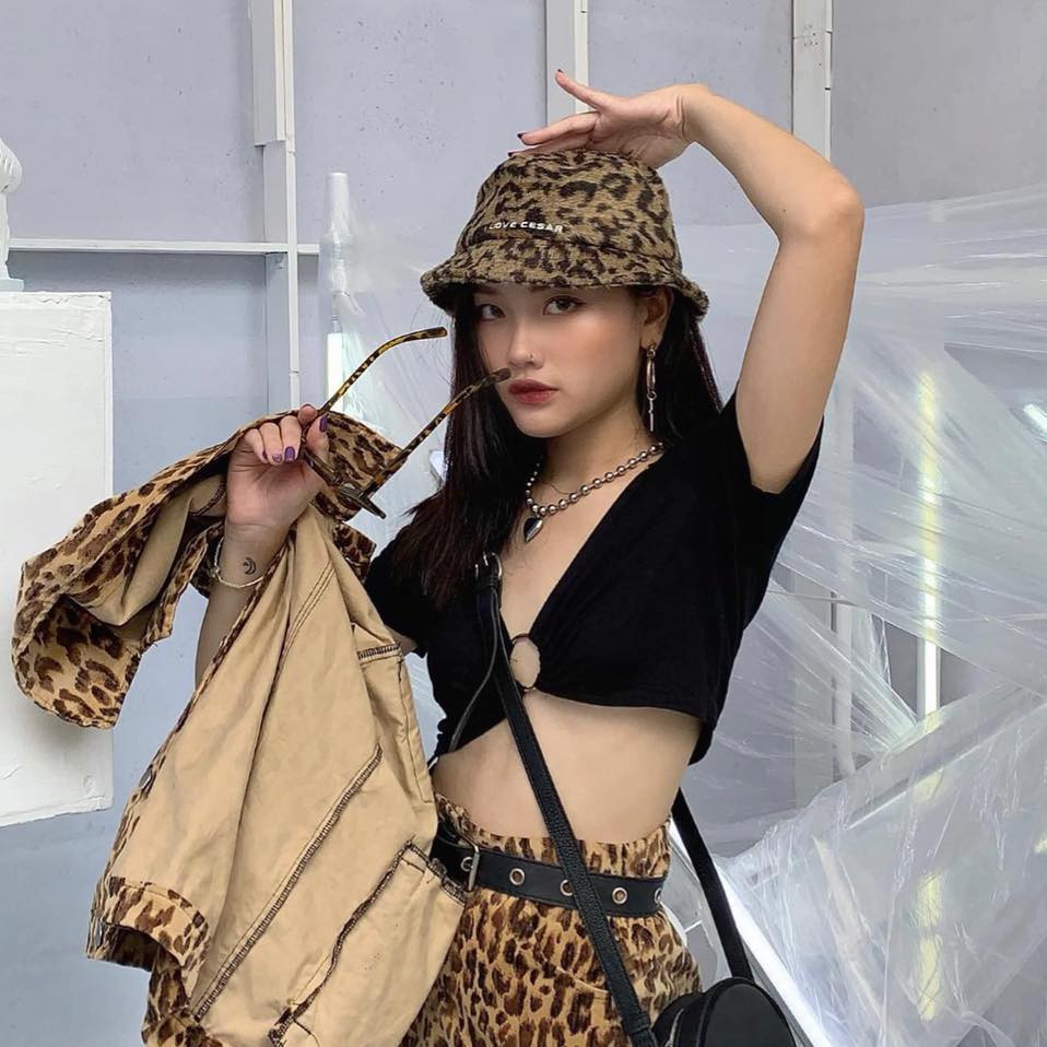 Quỳnh Anh năm nay 19 tuổi, hiện đang làm chủ một thương hiệu quần áo riêng. Sau khi tốt nghiệp THPT, gái xinh 10X này không theo học Đại học, thay vào đó quyết định kinh doanh theo sở thích.