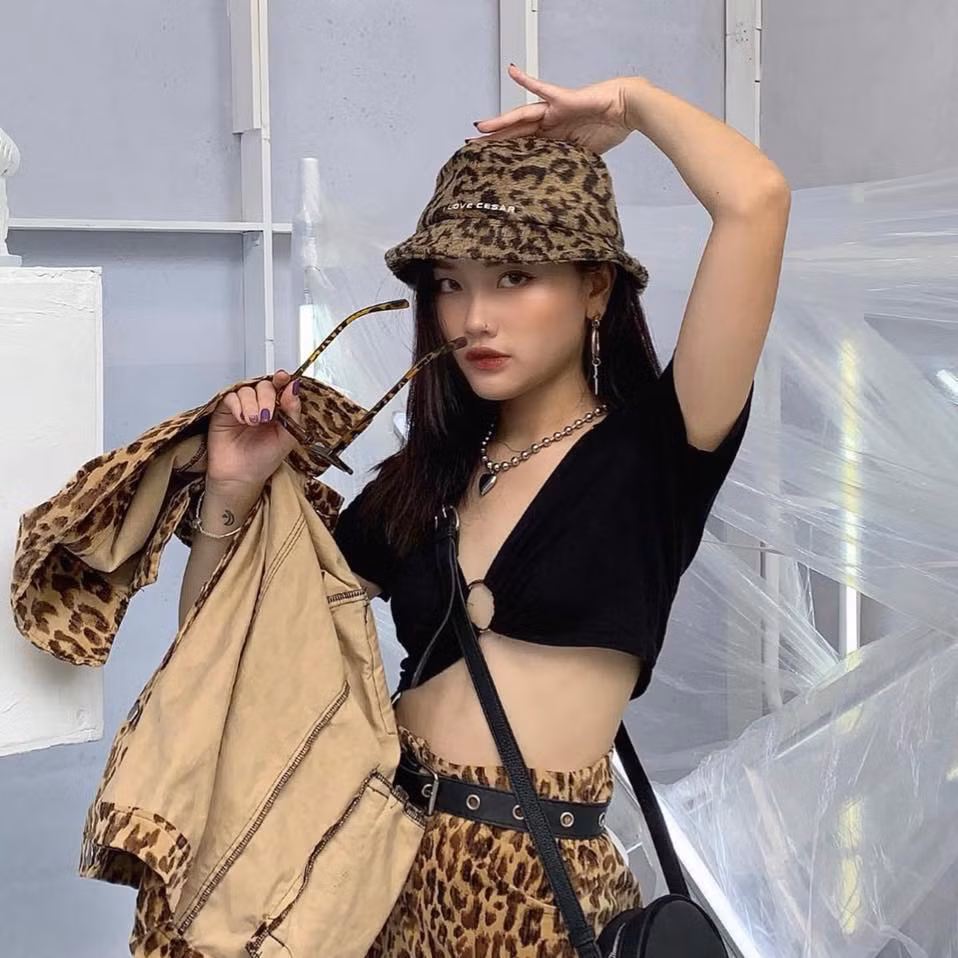 Quỳnh Anh năm nay 19 tuổi, hiện đang làm chủ một thương hiệu quần áo riêng. Sau khi tốt nghiệp THPT, gái xinh 10X này không theo học Đại học, thay vào đó quyết định kinh doanh theo sở thích.