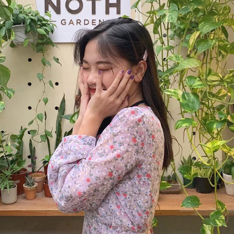 Lúc đó em đã chọn những ngành nghề mà bản thân không thực sự thích thú lắm. Dù vẫn đỗ đại học nhưng em quyết định dừng lại. Nếu bản thân cứ chọn đại một ngành mình không thích thì chẳng mang lại kết quả gì. Bởi vậy em nghỉ học và đi kinh doanh luôn." Cô gái 10X xinh đẹp cho biết thêm.