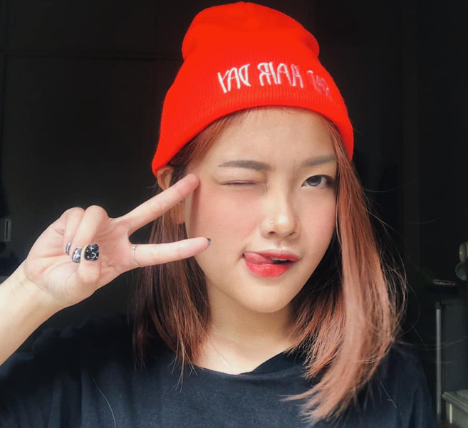 Quỳnh Anh nói: "Bố mẹ em đứng ngoài thôi còn việc kinh doanh em lo từ đầu đến cuối. Lúc em xin ngừng học bố không ủng hộ lắm nhưng không phản đối nhiều. Bố tin tưởng em sẽ làm được nên đồng ý cho em kinh doanh đó".