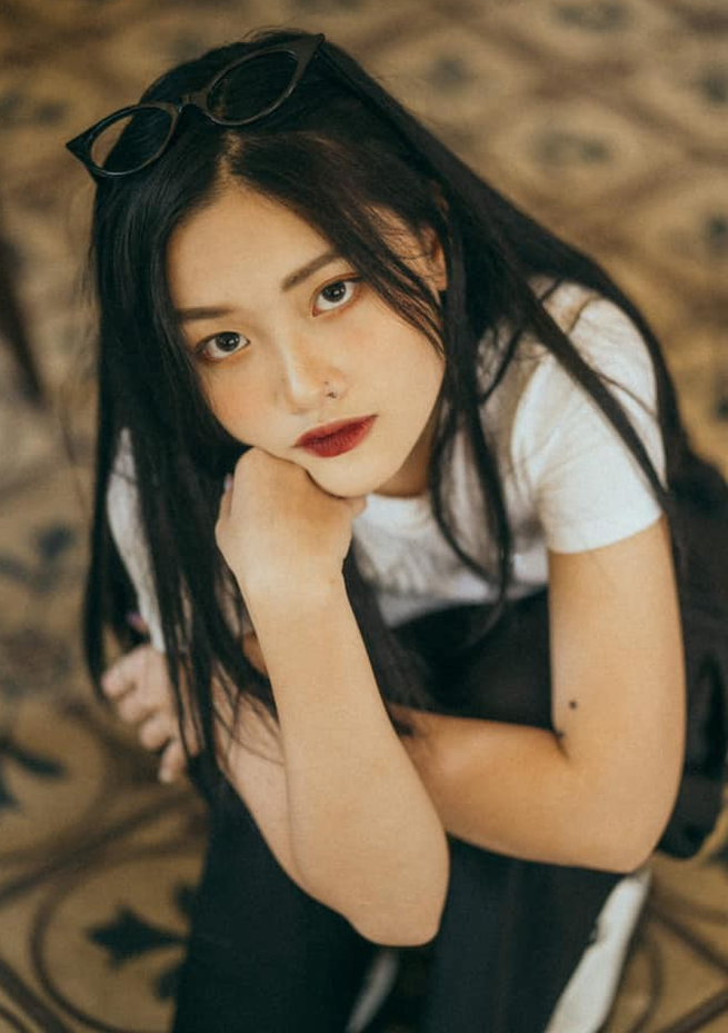 Quỳnh Anh chia sẻ: "Việc kinh doanh giúp em trưởng thành lên nhiều. Em có thể tự tin hơn trong giao tiếp, nhạy cảm hơn trong những thứ hàng ngày cũng như tâm lý hơn với cuộc sống của chính mình. Kinh doanh thì cũng có lúc may lúc rủi. Hiện tại, em còn điều hành một shop bán lens, bên cạnh thương hiệu quần áo em đã gầy dựng nên".