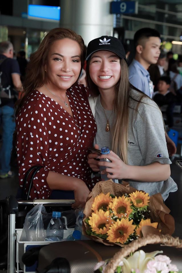 Isabella Quỳnh Tiên Hồ năm nay 20 tuổi, được nhận xét có nhiều nét giống nữ ca sĩ Thanh Hà ở gương mặt lai Tây, khuôn miệng rộng, màu mắt nâu nhạt. Hiện, Isabella là sinh viên năm thứ 2 tại California, Mỹ. Thỉnh thoảng, con gái về Việt Nam để thăm mẹ.