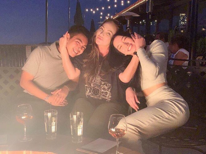 Hôm 31/10, trên trang cá nhân, ca sĩ Thanh Hà chia sẻ hình ảnh đi chơi Halloween cùng các con. Con gái của nữ ca sĩ được chú ý vì vẻ ngoài xinh đẹp, gợi cảm. Ở phần bình luận, MC Nguyễn Cao Kỳ Duyên, Hoa hậu Thu Hoài và nhiều sao Việt đã xuýt xoa trước tình cảm hạnh phúc của mẹ con Thanh Hà.