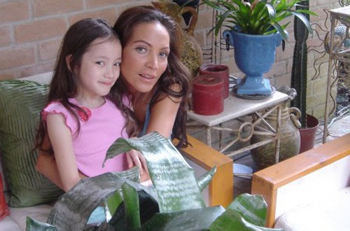 Một khoảnh khắc khác của nữ ca sĩ nổi tiếng bên con gái cách đây nhiều năm.