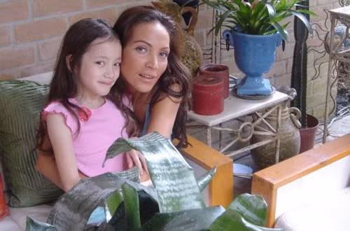 Một khoảnh khắc khác của nữ ca sĩ nổi tiếng bên con gái cách đây nhiều năm.