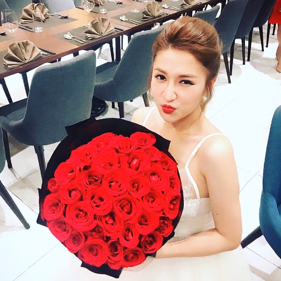 Mới đây, hot girl Hà Thành thu hút sự chú ý khi tâm sự chuyện tình cảm của mình trên trang cá nhân. Không chỉ dành những lời "có cánh" để nói về người bạn trai hiện tại, cô nàng còn tiết lộ kế hoạch lên xe hoa của mình.