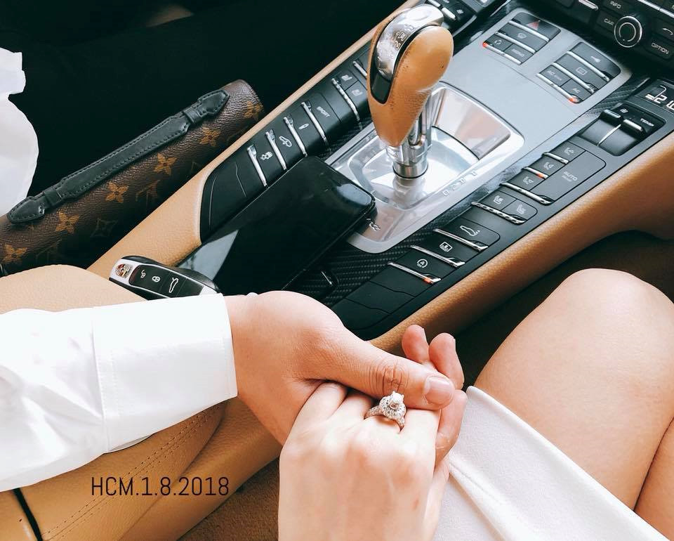 Sau 4 năm rời xa showbiz, hot girl đình đám một thời đã chính thức trở thành "vợ người ta". Đám cưới của Vân Navy và bạn trai dự định sẽ được tổ chức vào tháng 1/2019 ở cả Hà Nội và TP.HCM.