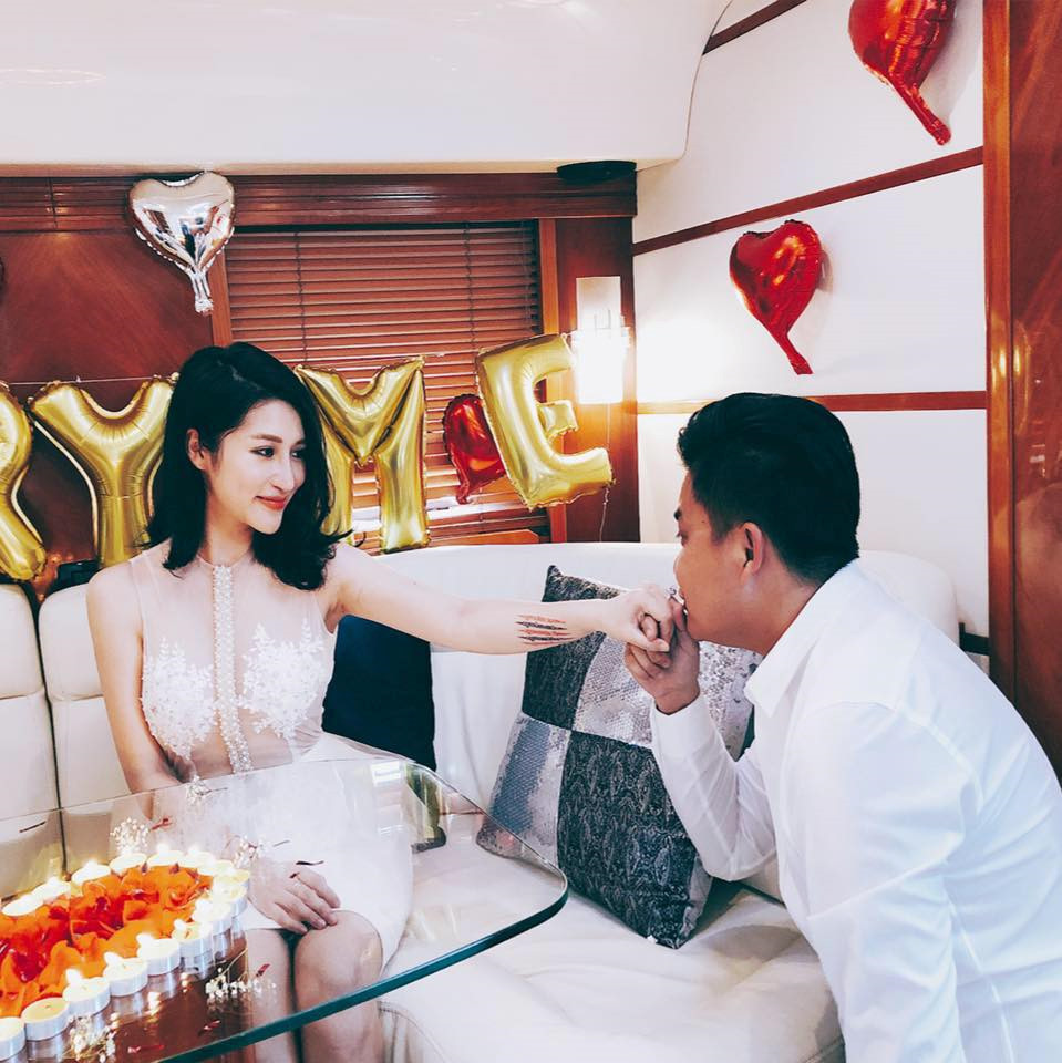 Được biết, hot girl và người yêu đã hẹn hò được một năm. Ông xã tương lai của cô là một doanh nhân 29 tuổi, đang sống tại TP.HCM. Anh làm trong ngành thiết kế xây dựng và hỗ trợ công việc kinh doanh của gia đình.