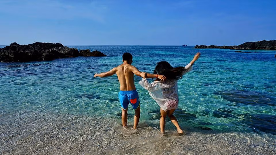 Đi qua mỗi địa điểm, cặp đôi đều dừng chân ở những nơi có cảnh vật đẹp hoặc đặc trưng của vùng đất đó để ghi lại kỷ niệm đáng nhớ.