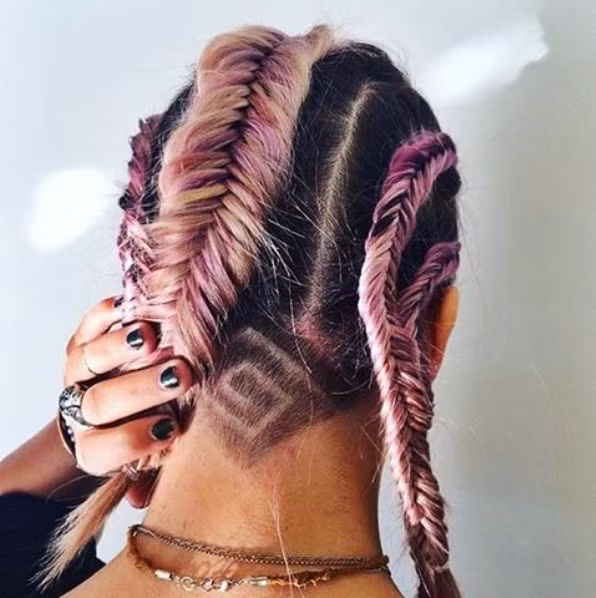 Thời trang xăm lên tóc đã mang lại một mái đầu hoàn toàn mới mẻ và phá cách của giới trẻ.