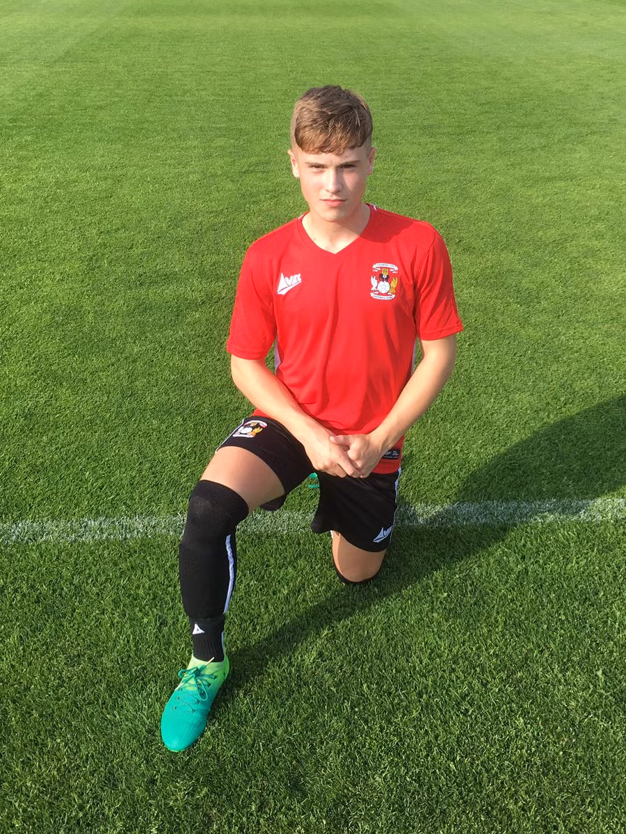 M.U chính thức đón "thần đồng" từ Coventry City: Charlie McCann đã có 8 năm gắn bó với Coventry City. Tiền vệ này có trận ra mắt U16 Anh với Uruguay vào tháng Bảy và đã ghi bàn đầu tiên của mình cho đội trẻ Tam sư sau đó ít ngày, vào lưới Qatar. Sau những màn trình diễn ấn tượng, McCann đã được Man Utd chú ý và chiêu mộ về đội học viện. Ảnh: Goal