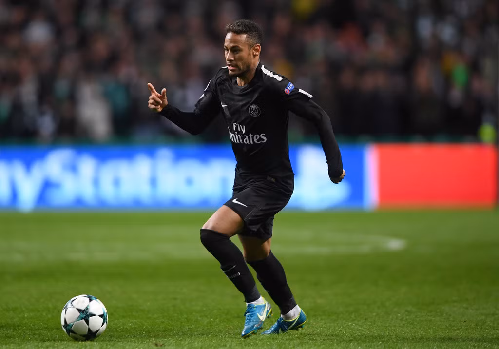 Barca biết Neymar sẽ ra đi ngay từ tháng 5: Kể từ cuối tháng 5, giám đốc điều hành của Barcelona và một phần ban giám đốc (gồm Chủ tịch Bartomeu và Phó chủ tịch thể thao Jordi Mestre) biết rằng đang có một nguy cơ nghiêm trọng là Neymar sẽ ra đi. Theo Đài phát thanh Catalunya, khi Mestre bảo đảm rằng “Neymar sẽ ở lại 200%”, Barca đã biết rằng tiền đạo người Brazil là mục tiêu thực sự của PSG, đội cuối cùng đã thực hiện được thương vụ này. Ảnh: Catalunya