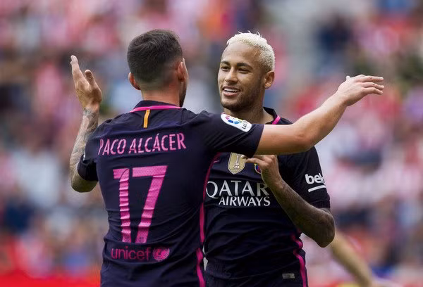 Đại gia Serie A tranh giành "hàng thừa" của Barca: Tưởng chừng sự ra đi của tiền đạo Neymar sẽ mở ra cơ hội cho Alcacer bởi kinh nghiệm mà anh đã có khi gắn bó với Barca được 1 năm rồi. Thế nhưng, Barca đã đưa về Ousmane Dembele và Gerard Deulofeu. Thế là, thêm một lần nữa, cơ hội cho tiền đạo 24 tuổi này ra sân thường xuyên lại trở nên hạn chế, giống như một quân bài dự bị chiến lược thôi.